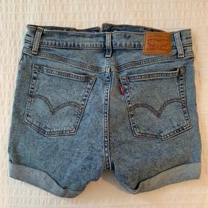 Levi Wedgie Shorts - BARELY WORN!